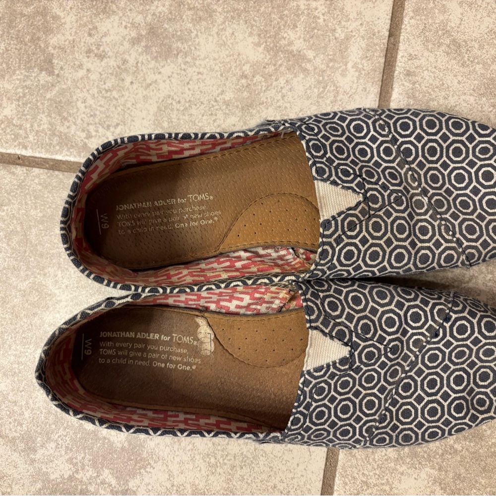 TOMS Women's Navy Geometric Flats